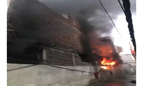 दिल्ली के मायापुरी फेज -2 इलाके में लगी भीषण आग, दमकल की 20 गाड़ीया पहुंची दिल्ली के मायापुरी फेज -2 इलाके में लगी भीषण आग, दमकल की 20 गाड़ीया पहुंची