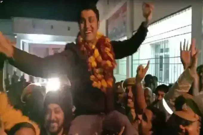 जब पुलिसकर्मियों के कंधों पर सवार SSP संतोष मिश्रा ने जमकर किया भांगड़ा. जब पुलिसकर्मियों के कंधों पर सवार SSP संतोष मिश्रा ने जमकर किया भांगड़ा.