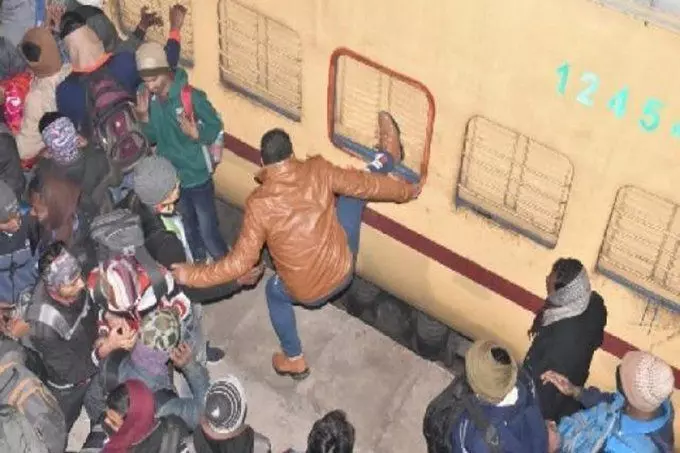 बिहार के हाजीपुर स्टेशन पर छात्रों का हंगामा, राजधानी एक्सप्रेस की कई बोगियां क्षतिग्रस्त