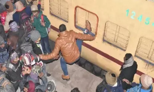 बिहार के हाजीपुर स्टेशन पर छात्रों का हंगामा, राजधानी एक्सप्रेस की कई बोगियां क्षतिग्रस्त