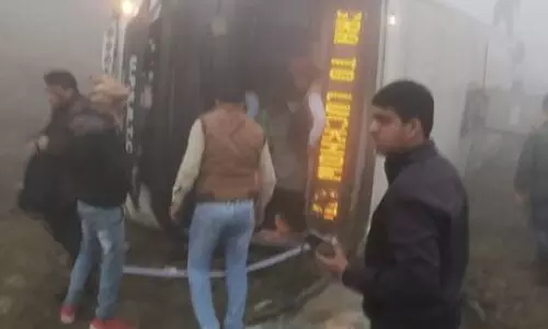 लखनऊ आगरा एक्सप्रेसवे पर बस पलटी दो की मौत 16 घायल लखनऊ आगरा एक्सप्रेसवे पर बस पलटी दो की मौत 16 घायल