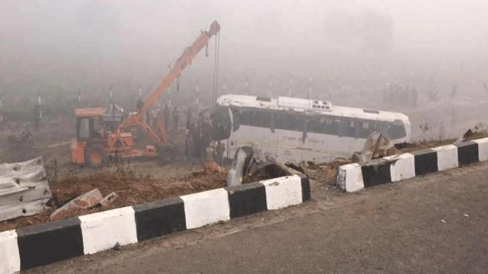 UP: आगरा-लखनऊ एक्सप्रेसवे पर दर्दनाक बस हादसा, 2 यात्रियों की मौत, 18 घायल UP: आगरा-लखनऊ एक्सप्रेसवे पर दर्दनाक बस हादसा, 2 यात्रियों की मौत, 18 घायल