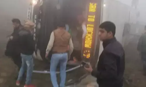 लखनऊ आगरा एक्सप्रेसवे पर बस पलटी दो की मौत 16 घायल