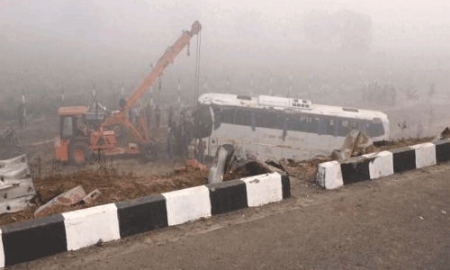 UP: आगरा-लखनऊ एक्सप्रेसवे पर दर्दनाक बस हादसा, 2 यात्रियों की मौत, 18 घायल