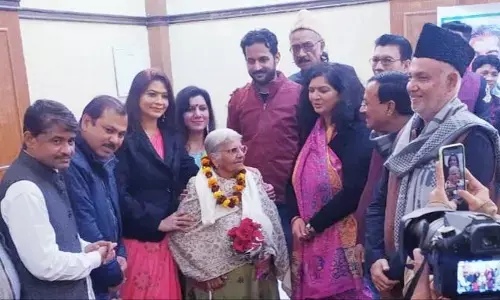 क़ैफी की जयंती पर डाॅ.मालविका हरिओम ने बाँधा समा, वक़्त ने किया क्या हसीन सितम क़ैफी की जयंती पर डाॅ.मालविका हरिओम ने बाँधा समा, वक़्त ने किया क्या हसीन सितम