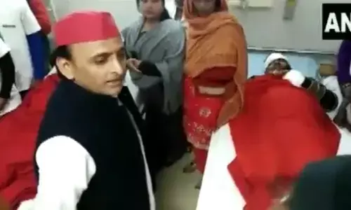 рд╡реАрдбрд┐рдпреЛ: рдХрдиреНрдиреМрдЬ рдмрд╕ рд╣рд╛рджрд╕реЗ рдХреЗ рдкреАрдбрд╝рд┐рддреЛрдВ рд╕реЗ рдорд┐рд▓рдиреЗ рдЕрд╕реНрдкрддрд╛рд▓ рдкрд╣реБрдВрдЪреЗ рдЕрдЦрд┐рд▓реЗрд╢ рдпрд╛рджрд╡ рддреЛ рдбреЙрдХреНрдЯрд░ рдкрд░ рднрдбрд╝рдХреЗ рдмреЛрд▓реЗ -рддреБрдо рдмрд╣реБрдд рдЫреЛрдЯреЗ.... рд╡реАрдбрд┐рдпреЛ: рдХрдиреНрдиреМрдЬ рдмрд╕ рд╣рд╛рджрд╕реЗ рдХреЗ рдкреАрдбрд╝рд┐рддреЛрдВ рд╕реЗ рдорд┐рд▓рдиреЗ рдЕрд╕реНрдкрддрд╛рд▓ рдкрд╣реБрдВрдЪреЗ рдЕрдЦрд┐рд▓реЗрд╢ рдпрд╛рджрд╡ рддреЛ рдбреЙрдХреНрдЯрд░ рдкрд░ рднрдбрд╝рдХреЗ рдмреЛрд▓реЗ -рддреБрдо рдмрд╣реБрдд рдЫреЛрдЯреЗ....