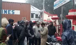 भाजपा नेता के घर हिन्दू युवा वाहिनी के कार्यकर्ता की गोली मारकर हत्या