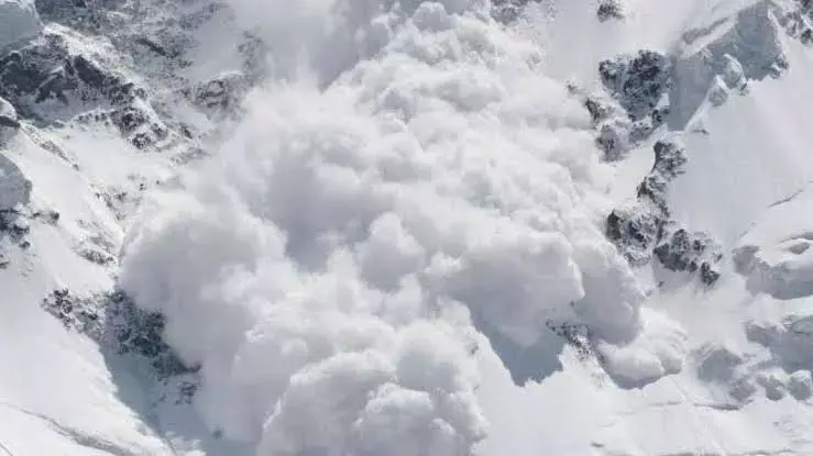 जम्मू-कश्मीर के कुपवाड़ा में बर्फीला तूफान में दबने से 3 जवान शहीद, दो लापता, 5 लोगों की भी मौत जम्मू-कश्मीर के कुपवाड़ा में बर्फीला तूफान में दबने से 3 जवान शहीद, दो लापता, 5 लोगों की भी मौत