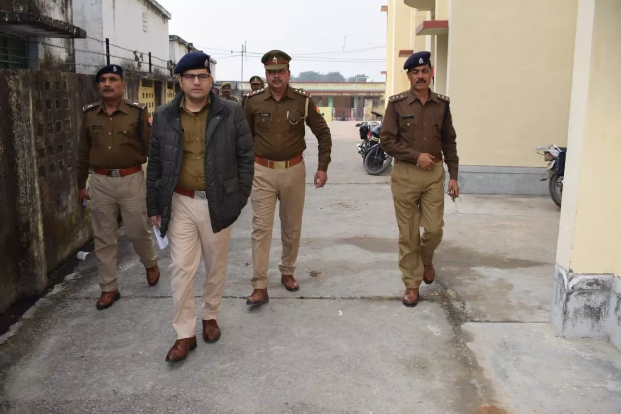 इटावा के वरिष्ठ पुलिस अधीक्षक आकाश तोमर ने थाना बढ़पुरा का किया औचक निरीक्षण