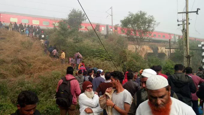 ओडिसा के कटक में Mumbai-Bhubaneswar Lokmanya Tilak Express ट्रेन की मालगाड़ी से टक्कर, 40  घायल