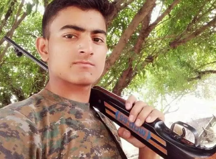 रिवॉल्वर कनपटी पर रख स्टूडेंट बना रहा था TikTok Video, दब गया ट्रिगर, और फिर... रिवॉल्वर कनपटी पर रख स्टूडेंट बना रहा था TikTok Video, दब गया ट्रिगर, और फिर...