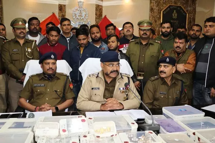 मेरठ के सर्राफ के यहां डकैती का सनसनीखेज खुलासा, चार बदमाश गिरफ्तार मेरठ के सर्राफ के यहां डकैती का सनसनीखेज खुलासा, चार बदमाश गिरफ्तार