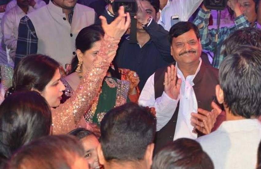 शिवपाल ने बड़ी बहू को इस तरह दी जन्मदिन की बधाई, उधर अखिलेश ने दिया जबाब! शिवपाल ने बड़ी बहू को इस तरह दी जन्मदिन की बधाई, उधर अखिलेश ने दिया जबाब!