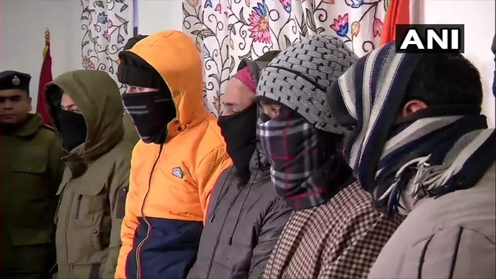 26 जनवरी को कश्मीर में बड़े आतंकी हमले की साजिश का खुलासा, जैश के 5 आतंकी गिरफ्तार 26 जनवरी को कश्मीर में बड़े आतंकी हमले की साजिश का खुलासा, जैश के 5 आतंकी गिरफ्तार