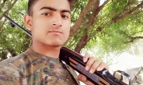 रिवॉल्वर कनपटी पर रख स्टूडेंट बना रहा था TikTok Video, दब गया ट्रिगर, और फिर... रिवॉल्वर कनपटी पर रख स्टूडेंट बना रहा था TikTok Video, दब गया ट्रिगर, और फिर...