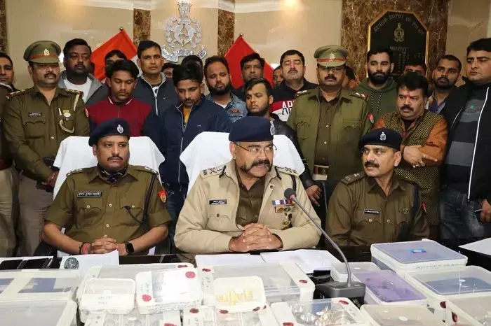 मेरठ के सर्राफ के यहां डकैती का सनसनीखेज खुलासा, चार बदमाश गिरफ्तार मेरठ के सर्राफ के यहां डकैती का सनसनीखेज खुलासा, चार बदमाश गिरफ्तार