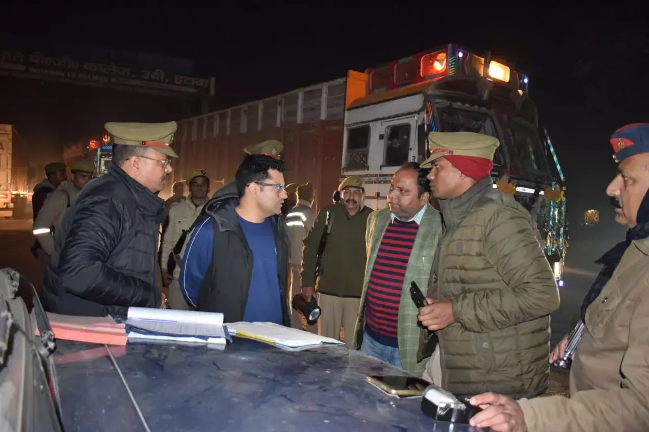 चार्ज लेते ही आधी रात को एसएसपी आकाश तोमर पहुंचे अवैध खनन एवं परिवहन के चैक पोस्ट पर ! चार्ज लेते ही आधी रात को एसएसपी आकाश तोमर पहुंचे अवैध खनन एवं परिवहन के चैक पोस्ट पर !