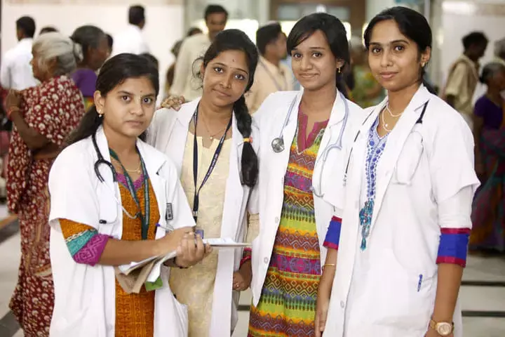 डॉक्टर्स का थोड़ा मजाक उड़ाया है, मुझे माफ करें लेकिन ये हकीकत पढ़ें जरुर यदि आप अपनी बेटी को डॉ बनाना चाहते है!