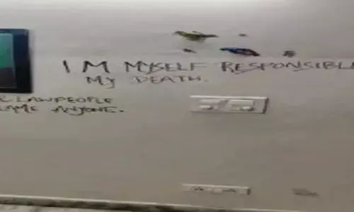 नोएडा में दीवाल पर लिखकर ये संदेश युवती ने लगाई फांसी