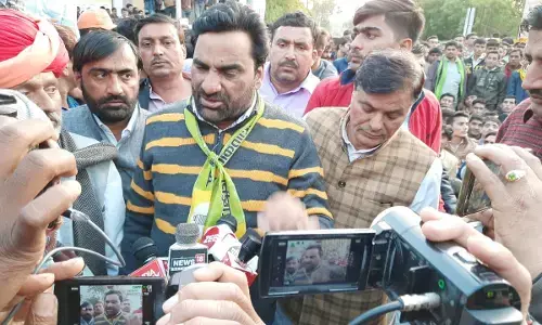 नागौर के सांसद पर बाड़मेर में भीड़ में हमला, चाक़ू लेकर दौड़ा उनकी और एक आदमी और करने लगा पिटाई देखें वीडियो नागौर के सांसद पर बाड़मेर में भीड़ में हमला, चाक़ू लेकर दौड़ा उनकी और एक आदमी और करने लगा पिटाई देखें वीडियो