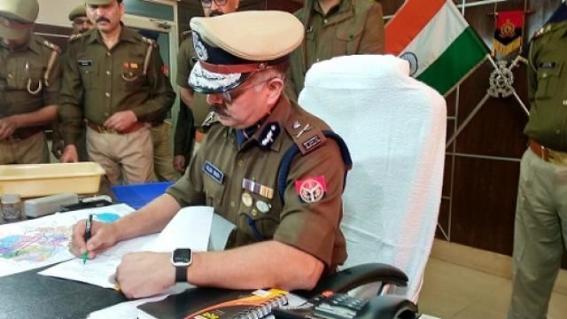 नोएडा कमिश्नर ने बाँटा डीसीपी, एडीसीपी और एसीपी के कार्यक्षेत्र, देखिये पूरी सूची किसे मिली किस ज़ोन की जिम्मेदारी नोएडा कमिश्नर ने बाँटा डीसीपी, एडीसीपी और एसीपी के कार्यक्षेत्र, देखिये पूरी सूची किसे मिली किस ज़ोन की जिम्मेदारी