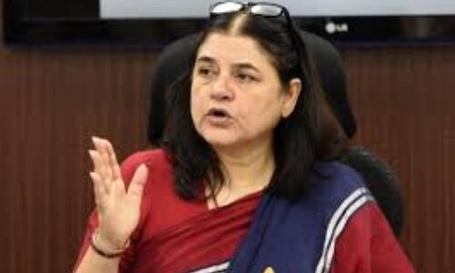 फरियादियों की फरियाद सुन मेनका गांधी ने दिखाई अपना रौद्र रुप बोलीं- इन पर रिश्वतखोरी के कई आरोप फरियादियों की फरियाद सुन मेनका गांधी ने दिखाई अपना रौद्र रुप बोलीं- इन पर रिश्वतखोरी के कई आरोप