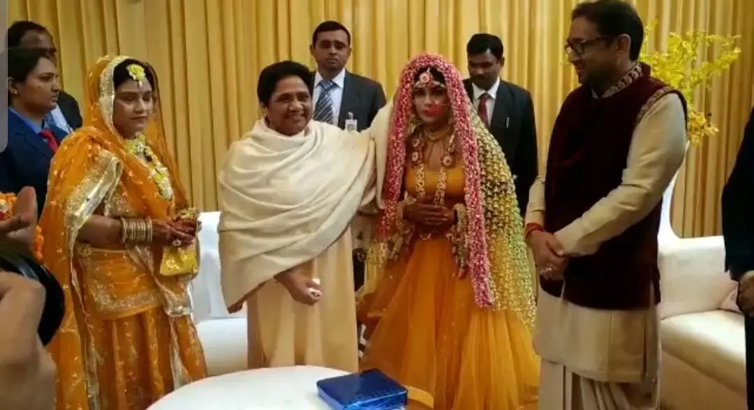 जिस विधायक की बेटी की शादी में शामिल हुई थी मायावती, बसपा को लेकर कही उस विधायक ने कही बड़ी बात जिस विधायक की बेटी की शादी में शामिल हुई थी मायावती, बसपा को लेकर कही उस विधायक ने कही बड़ी बात