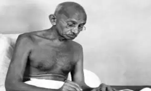 महात्मा गांधी को भारत रत्न देने की याचिका हुई खारिज,चीफ जस्टिस बोले- राष्ट्रपिता इस सम्मान से... महात्मा गांधी को भारत रत्न देने की याचिका हुई खारिज,चीफ जस्टिस बोले- राष्ट्रपिता इस सम्मान से...