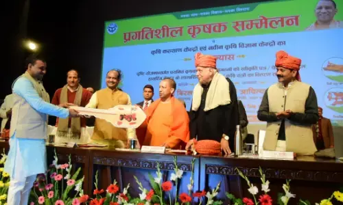 प्रगतिशील कृषक सम्मेलन में योगी आदित्यनाथ ने किसान को किया सम्मानित प्रगतिशील कृषक सम्मेलन में योगी आदित्यनाथ ने किसान को किया सम्मानित