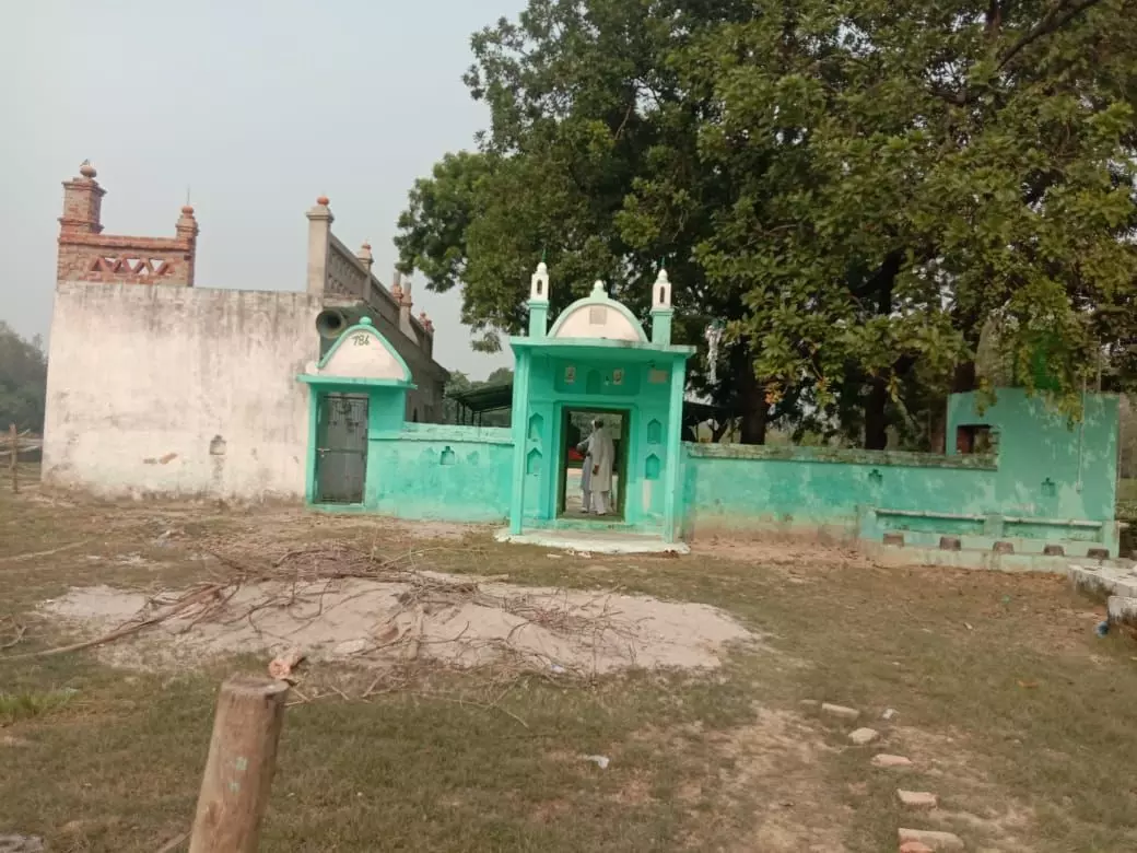 अयोध्या में दरगाह व कब्रिस्तान की जमीन पर दबंगों का अवैध कब्जा