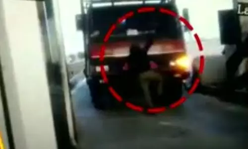 नोएडा में टोलटेक्स पर हुए विवाद में ट्रक चालक ने युवक को कुचल कर मार डाला, घटना सीसीटीवी में कैद नोएडा में टोलटेक्स पर हुए विवाद में ट्रक चालक ने युवक को कुचल कर मार डाला, घटना सीसीटीवी में कैद