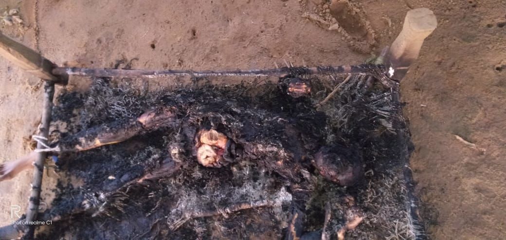 बिजनौर : जंगल में चारपाई पर पडी अज्ञात महिला की अधजली लाश मिलने से इलाके में मची सनसनी बिजनौर : जंगल में चारपाई पर पडी अज्ञात महिला की अधजली लाश मिलने से इलाके में मची सनसनी