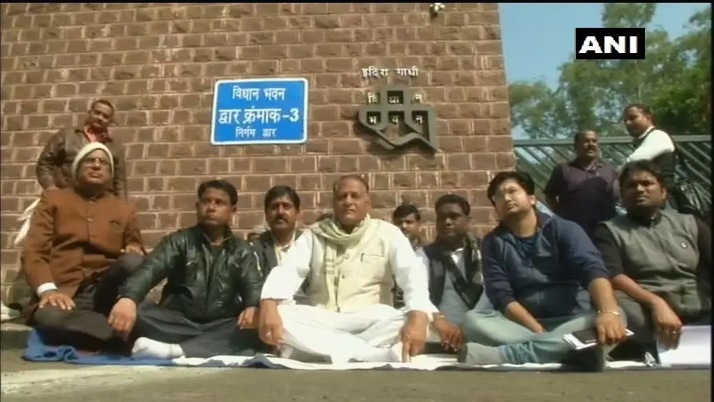 कमलनाथ सरकार के खिलाफ विधानसभा के बाहर धरने पर बैठे कांग्रेस विधायक मुन्नालाल, जानिए- पूरा मामला?