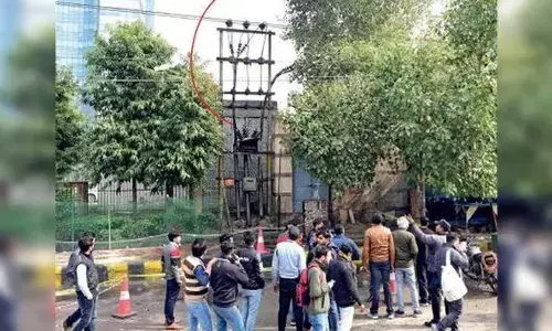 नोएडा में बम जैसा फटा बिजली का ट्रांसफॉर्मर, 6 लोग घायल