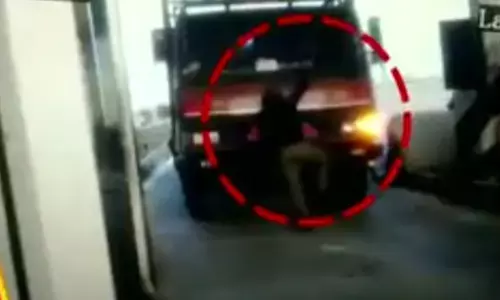 नोएडा में टोलटेक्स पर हुए विवाद में ट्रक चालक ने युवक को कुचल कर मार डाला, घटना सीसीटीवी में कैद