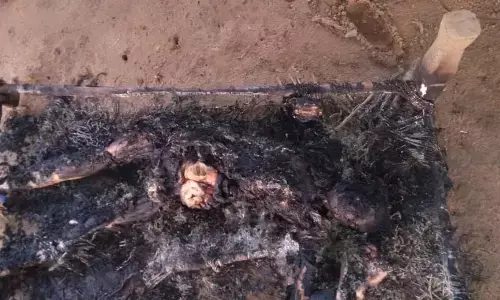 बिजनौर : जंगल में चारपाई पर पडी अज्ञात महिला की अधजली लाश मिलने से इलाके में मची सनसनी