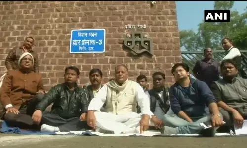 कमलनाथ सरकार के खिलाफ विधानसभा के बाहर धरने पर बैठे कांग्रेस विधायक मुन्नालाल, जानिए- पूरा मामला? कमलनाथ सरकार के खिलाफ विधानसभा के बाहर धरने पर बैठे कांग्रेस विधायक मुन्नालाल, जानिए- पूरा मामला?