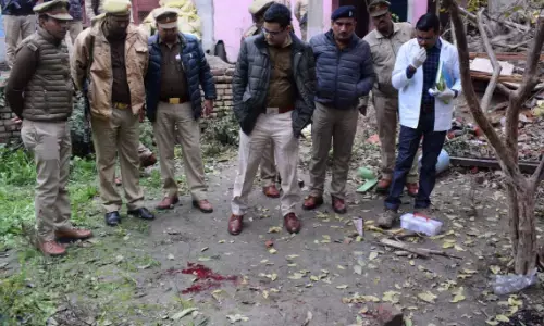 धमाका होने से एक व्यक्ति घायल, तुरंत मौके पर पहुंचे इटावा एसएसपी आकाश तोमर धमाका होने से एक व्यक्ति घायल, तुरंत मौके पर पहुंचे इटावा एसएसपी आकाश तोमर