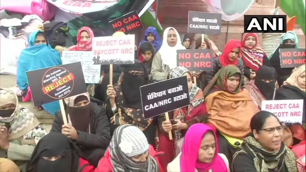CAA विरोध: लखनऊ में प्रदर्शनकारी महिलाओं से पुलिस के खाने पीने का सामान और कंबल छीनने के बाद भी ठंड में प्रदर्शन जारी