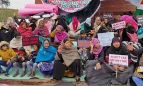 CAA विरोध: अलीगढ़ में 70 महिलाओं के खिलाफ केस दर्ज, 2 को भेजा जेल, सीओ ने कही बड़ी बात CAA विरोध: अलीगढ़ में 70 महिलाओं के खिलाफ केस दर्ज, 2 को भेजा जेल, सीओ ने कही बड़ी बात