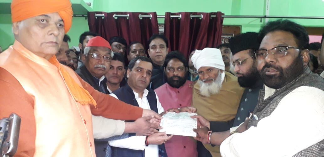 Ex सपा सांसद धर्मेंद्र यादव ने हिंसा में मरे दोनों युवक के परिजनों को 5 लाख का चेक, घायल को 50 हज़ार Ex सपा सांसद धर्मेंद्र यादव ने हिंसा में मरे दोनों युवक के परिजनों को 5 लाख का चेक, घायल को 50 हज़ार