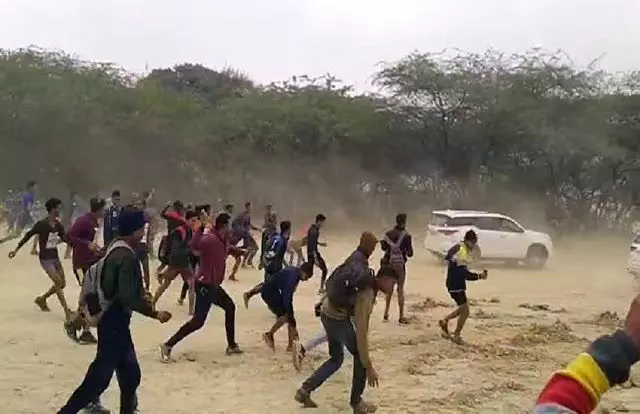 युवाओं ने आज़मगढ़ के बाहुबली पूर्व सांसद रमाकांत यादव को दौड़ा लिया , जमकर की पत्थरबाज़ी