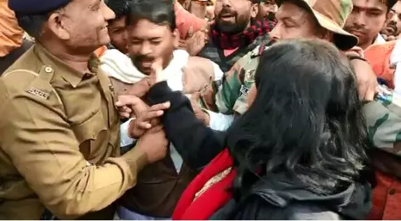 देखें वीडियो : महिला आईएएस अधिकारी के भीड़ में किसी ने खींचे बाल, नाराज डीएम ने जड़ा भीड़ में मौजूद व्यक्ति के गाल पर थप्पड़