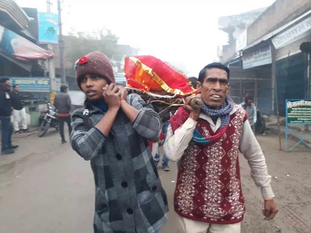 एकलौती बेटी ने माँ की अर्थी को दिया कंधा तो नम हुई आंखे