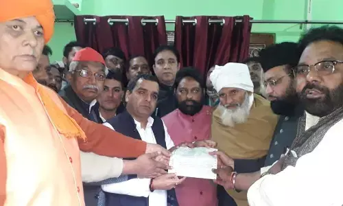 Ex सपा सांसद धर्मेंद्र यादव ने हिंसा में मरे दोनों युवक के परिजनों को 5 लाख का चेक, घायल को 50 हज़ार