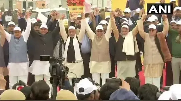 जल-जीवन-हरियाली के लिए बिहार में बनी 16 हजार किलोमीटर लंबी मानव श्रृंखला जल-जीवन-हरियाली के लिए बिहार में बनी 16 हजार किलोमीटर लंबी मानव श्रृंखला