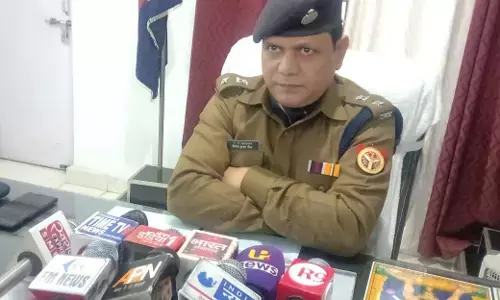 कुशीनगर पुलिस ने किया लूट की घटना का खुलासा, लूटी गयी सम्पत्ति व अवैध शस्त्र के साथ 3 शातिर अभियुक्त गिरफ्तार कुशीनगर पुलिस ने किया लूट की घटना का खुलासा, लूटी गयी सम्पत्ति व अवैध शस्त्र के साथ 3 शातिर अभियुक्त गिरफ्तार