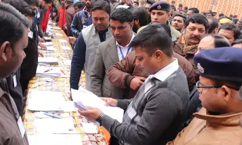 एसएसपी अमित पाठक ने रोजगार मेला आयोजित कर पेश की एक नई मिशाल, वाकई यूपी में इसकी बहुत आवश्यकता है! एसएसपी अमित पाठक ने रोजगार मेला आयोजित कर पेश की एक नई मिशाल, वाकई यूपी में इसकी बहुत आवश्यकता है!