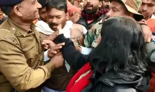 देखें वीडियो : महिला आईएएस अधिकारी के भीड़ में किसी ने खींचे बाल, नाराज डीएम ने जड़ा भीड़ में मौजूद व्यक्ति के गाल पर थप्पड़ देखें वीडियो : महिला आईएएस अधिकारी के भीड़ में किसी ने खींचे बाल, नाराज डीएम ने जड़ा भीड़ में मौजूद व्यक्ति के गाल पर थप्पड़