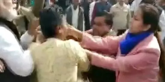 MP: राजगढ़ में महिला डिप्टी कलेक्टर को धक्का देने के मामले पर 2 पर FIR, 1 गिरफ्तार